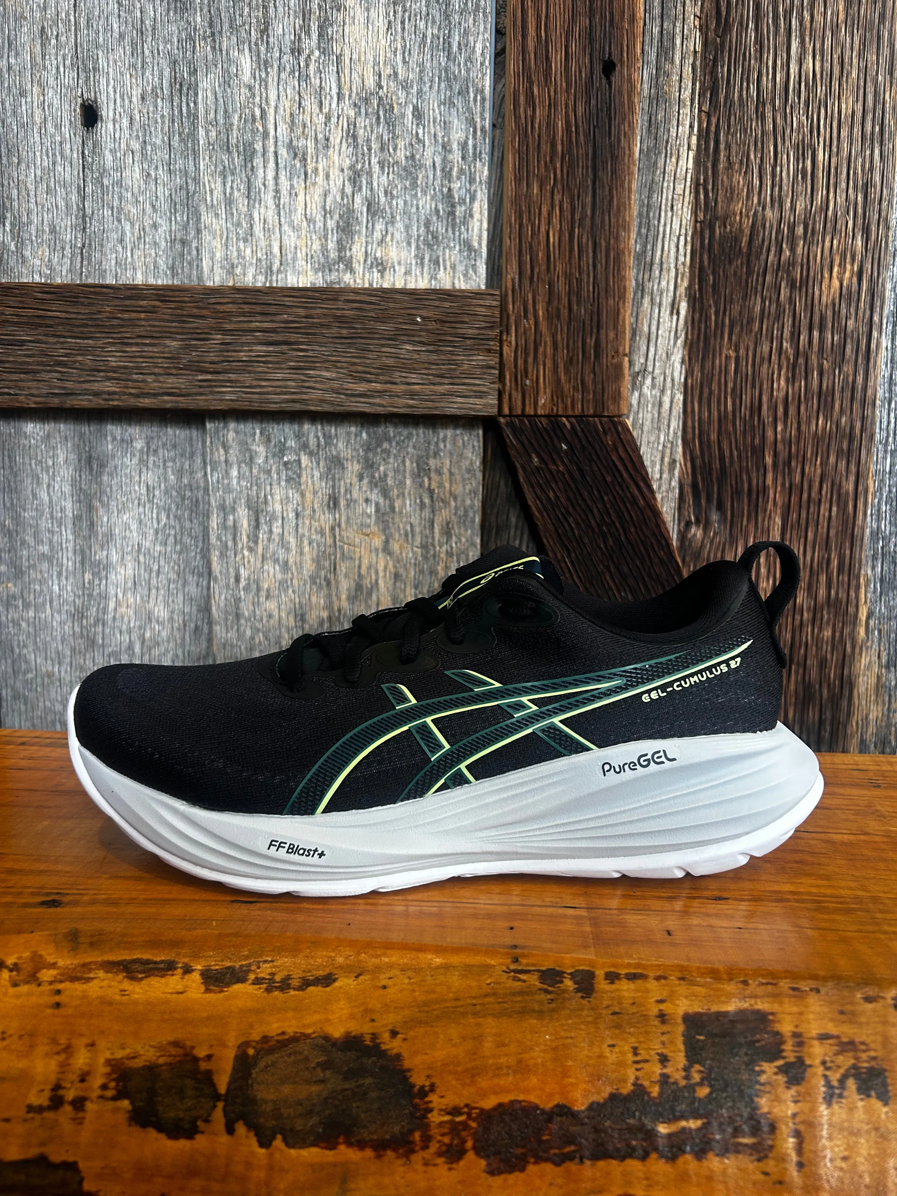 M Asics Gel-Cumulus 27 running on flat ground