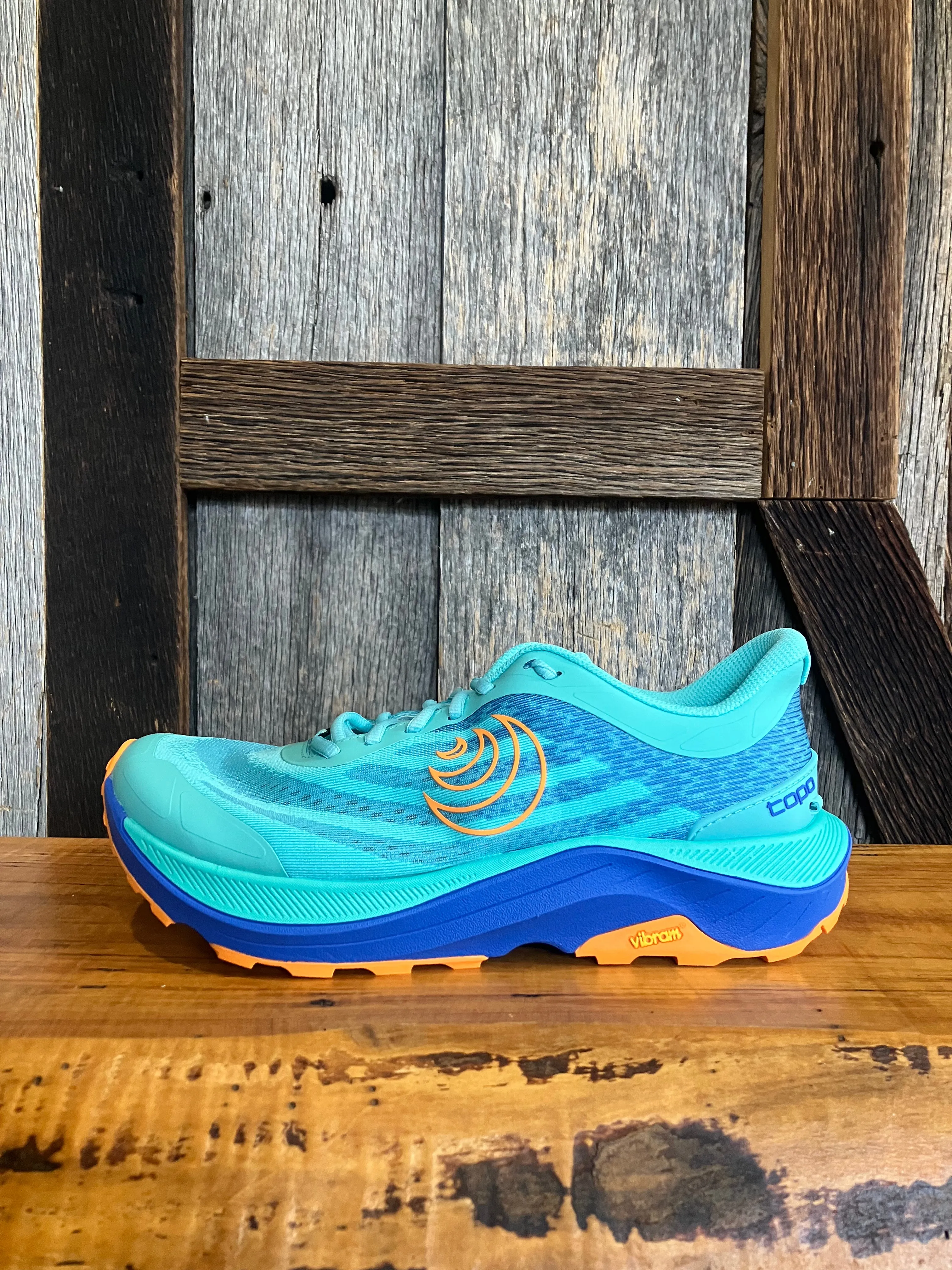 M Topo Ultraventure 4 energy return sneakers