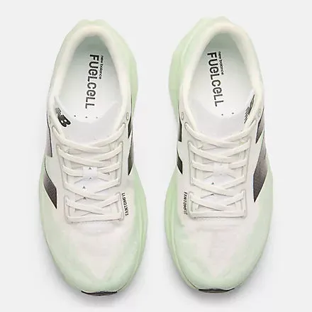 Adaptive Fit System running in a rowing studio shoes New Balance FuelCell Rebel V4 -Mens