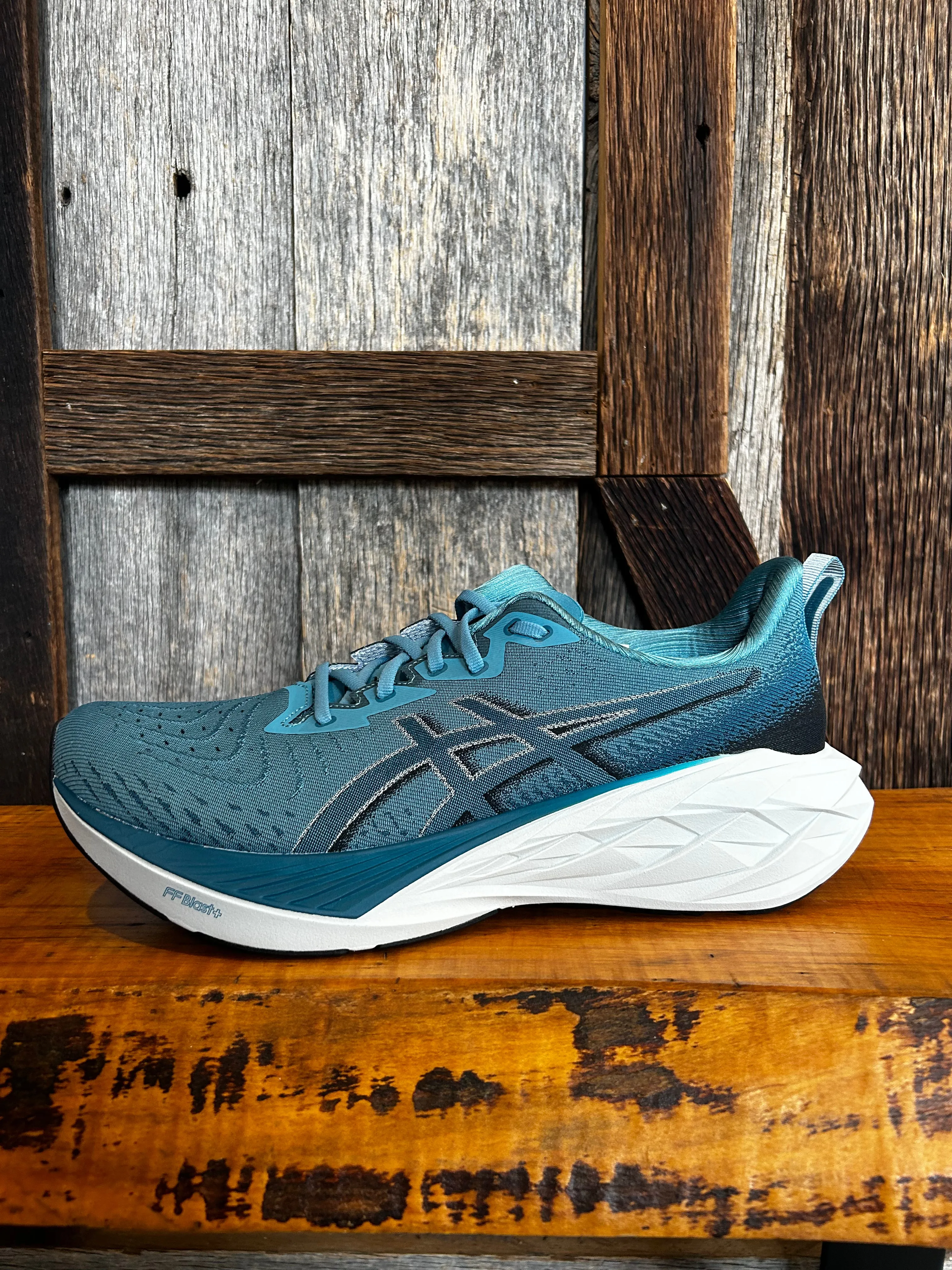 M Asics Novablast 4 Injection Molded Layer Stability Control System