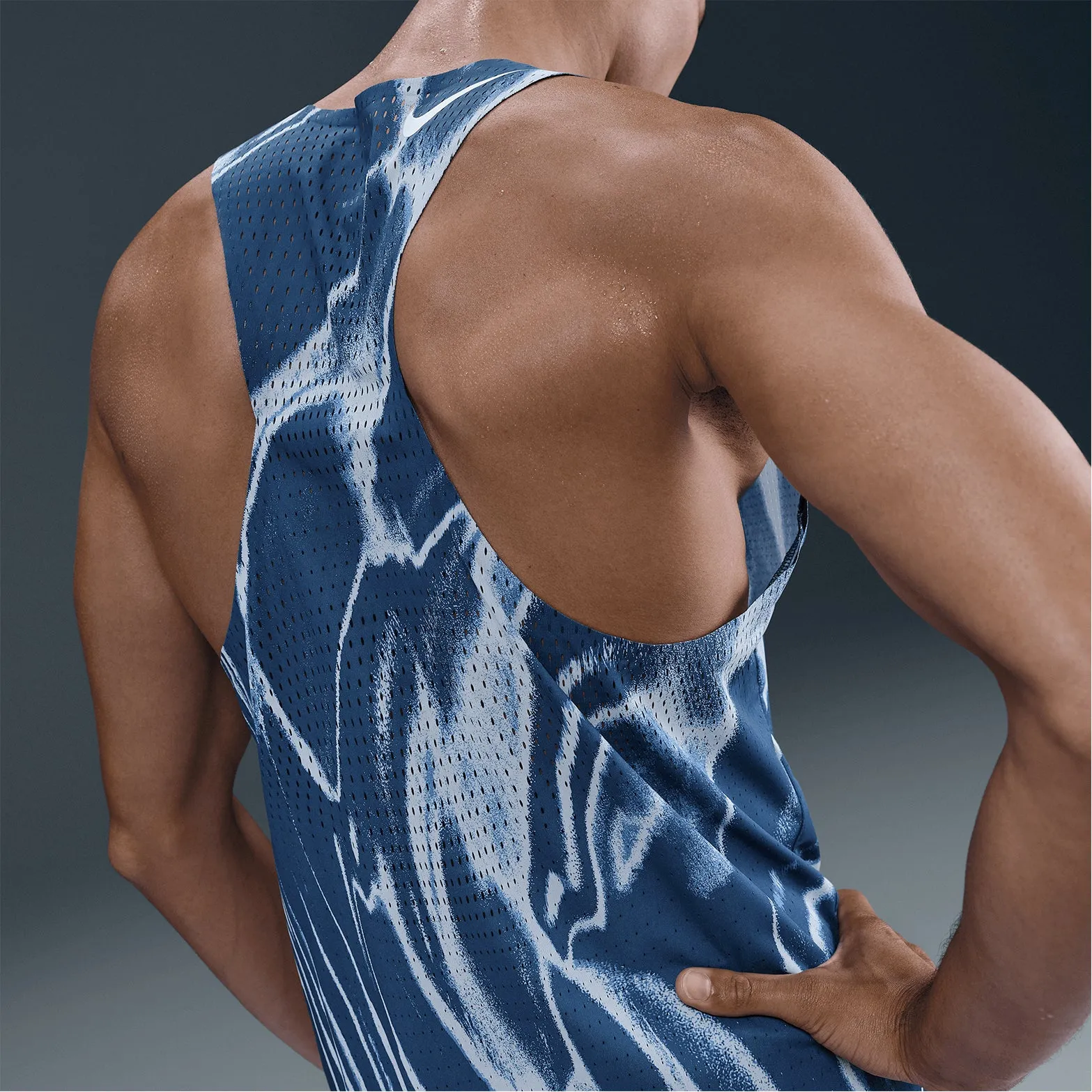 single - wheel drive Men's Dri-FIT AeroSwift ADV Running Vest Coastal Blue / White